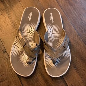 Clarks Brown & Tan Size 11 Flip Flop Cloudsteppers